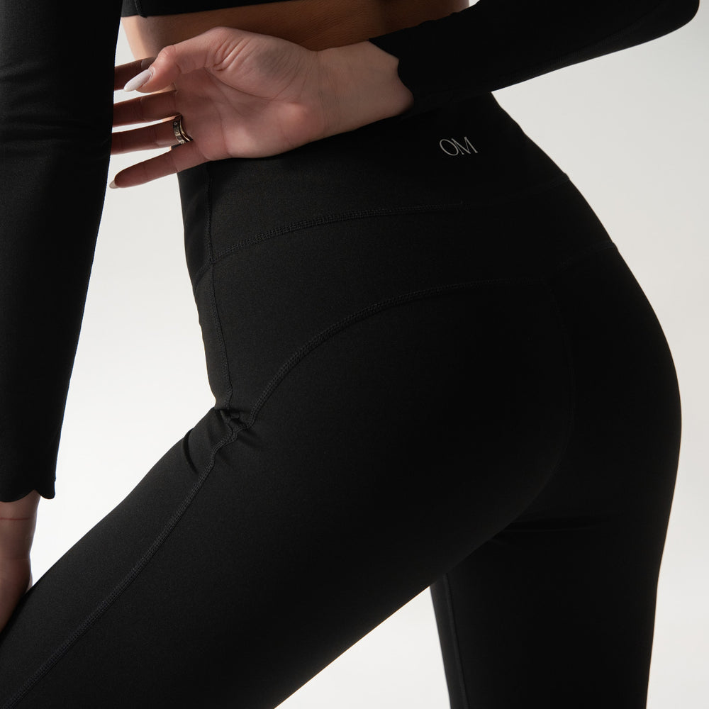 панталон CURLY BLACK и топ CURLY BLACK | OM wear оформящо спортно облекло